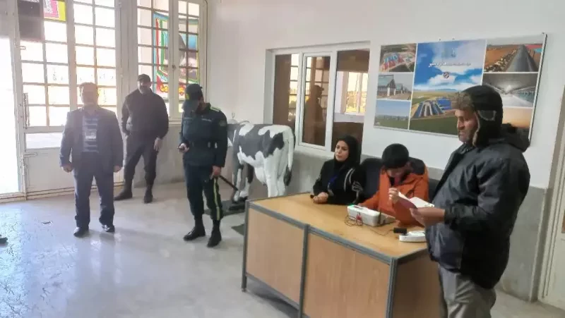 حضور حداکثری کارکنان ملارد شیر پای صندوق اخذ رای سیار در شرکت