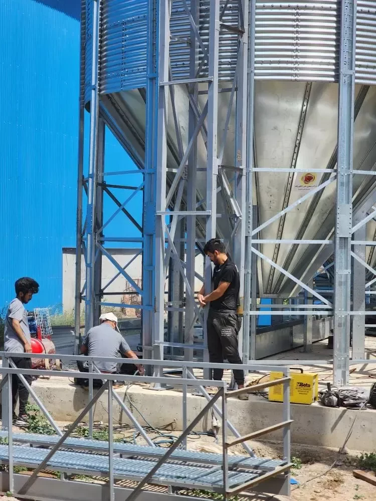 عملیات نصب چین کانوایر سیلوهای پروژه کارخانه خوراک ملارد شیر آغاز شد