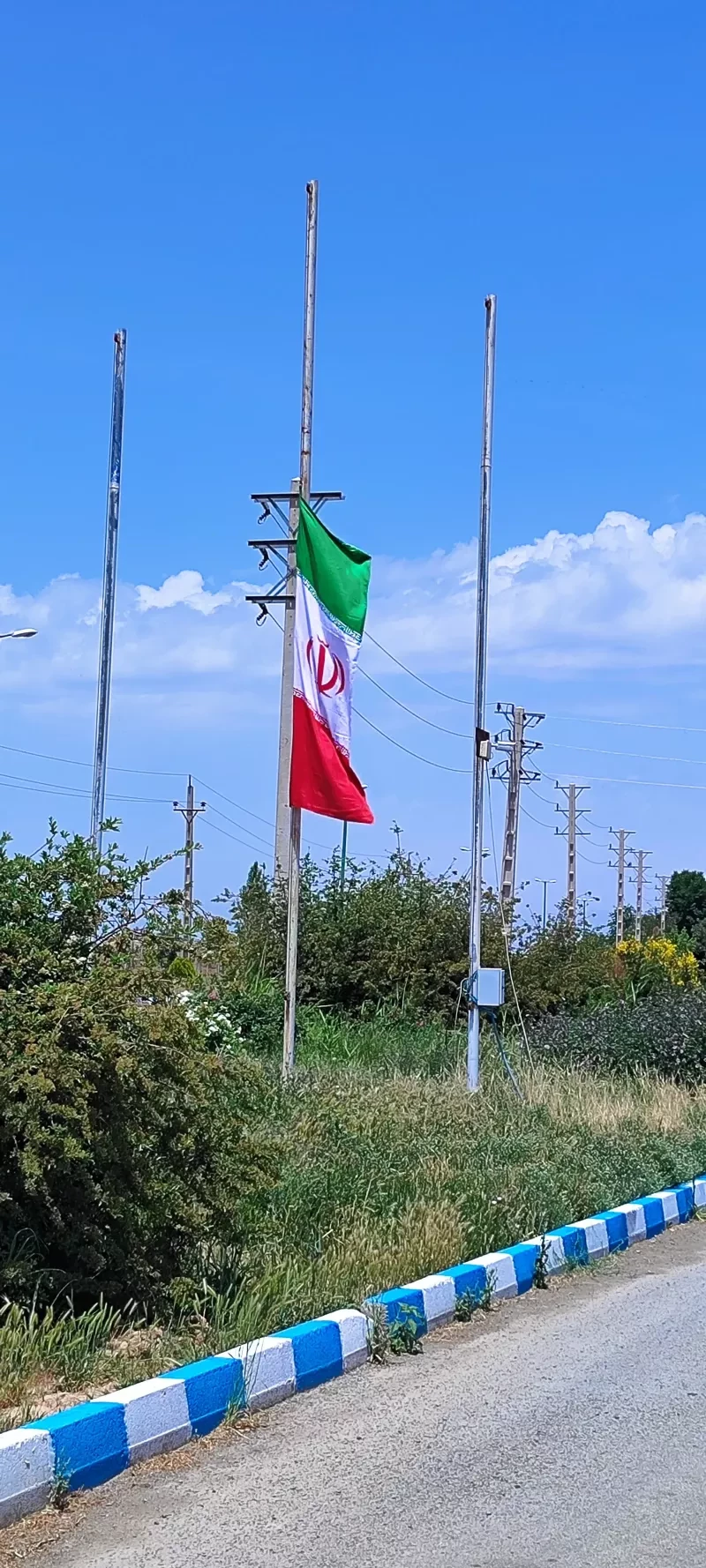 بزرگداشت شهادت آیت‌الله رئیسی با نیمه برافراشته شدن پرچم ایران در شرکت ملارد شیر