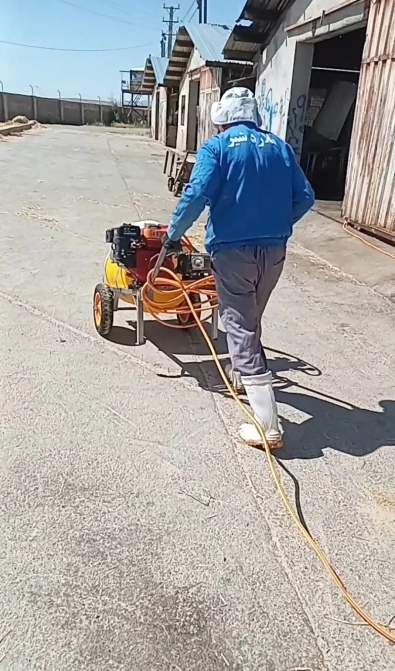 عملیات سم‌پاشی به منظور مبارزه با مگس در گوساله‌دانی شرکت ملارد شیر انجام شد