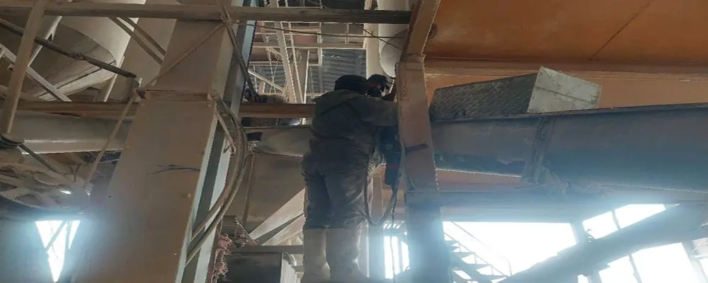 عملیات بهسازی آوگر انتقال آرد ذرت در کارخانه خوراک شرکت ملاردشیر