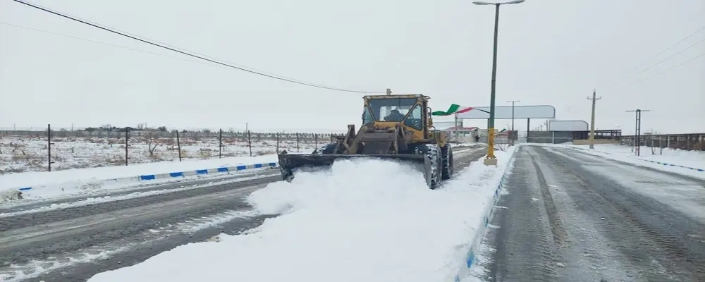 عملیات برف‌ روبی محوطه شرکت ملاردشیر