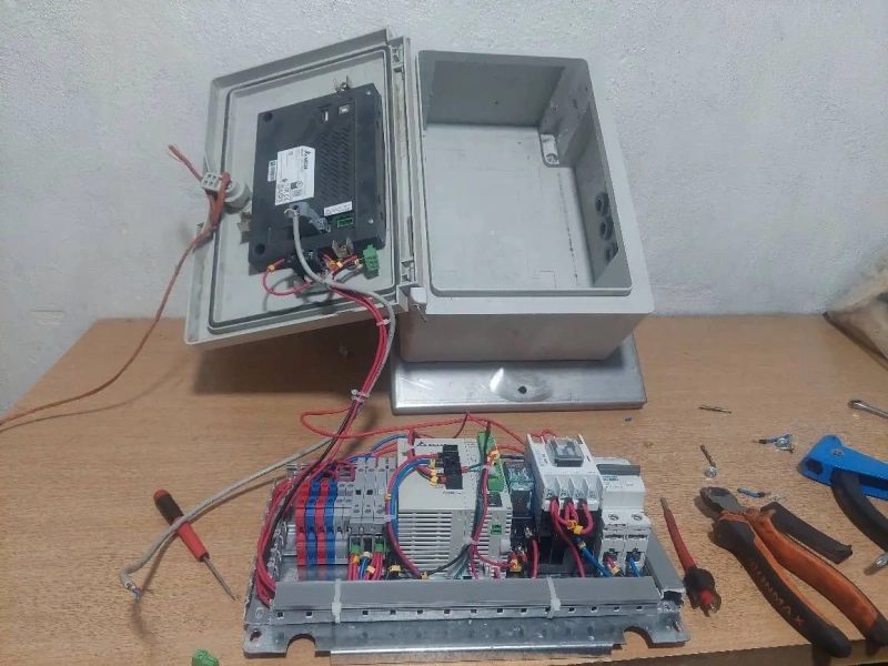 عملیات سرویس تابلو PLC سیستم توزیع شیر گوساله دانی شرکت ملاردشیر