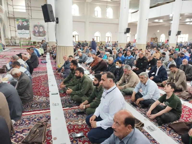 حضور کارکنان شرکت ملاردشیر در نماز جمعه و تجدید میثاق با آرمان‌ های شهدا و انقلاب اسلامی به مناسبت روز کارگر 