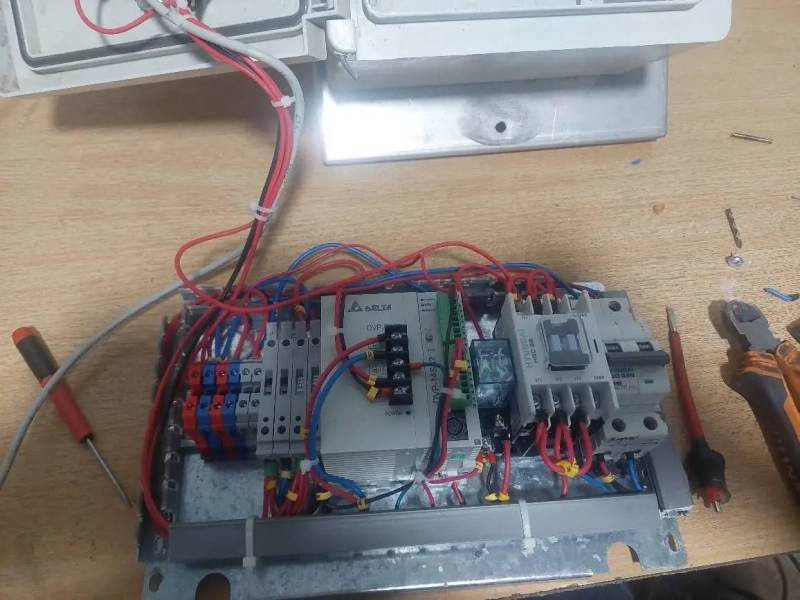 عملیات سرویس تابلو PLC سیستم توزیع شیر گوساله دانی شرکت ملاردشیر