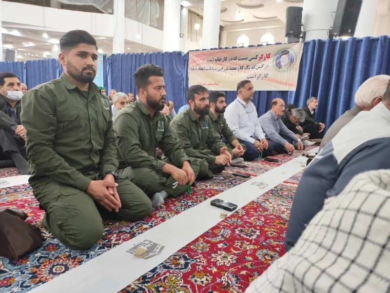 حضور کارکنان شرکت ملاردشیر در نماز جمعه و تجدید میثاق با آرمان‌ های شهدا و انقلاب اسلامی به مناسبت روز کارگر 