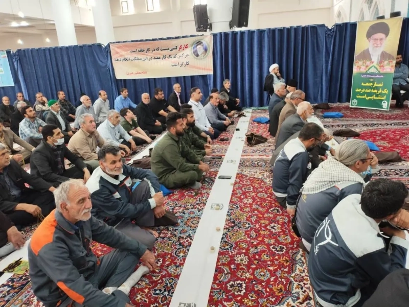 حضور کارکنان شرکت ملاردشیر در نماز جمعه و تجدید میثاق با آرمان‌ های شهدا و انقلاب اسلامی به مناسبت روز کارگر 