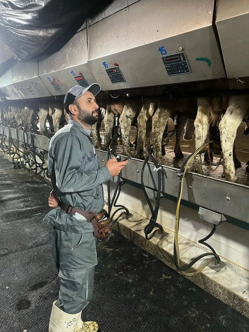 عملیات رکوردگیری و نمونه‌ برداری شیر در شرکت ملادرشیر