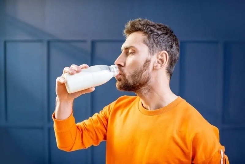 آیا با معده خالی شیر بخوریم یا خیر؟ بررسی علمی و سنتی
