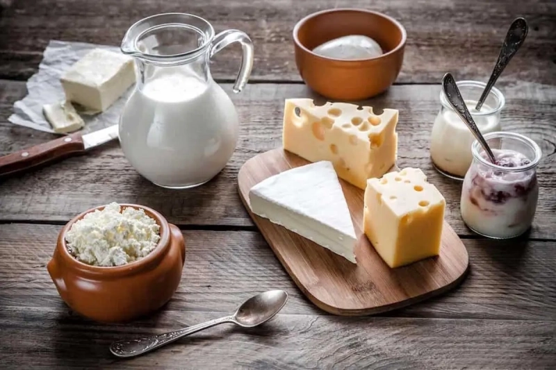 آیا با معده خالی می‌ توان شیر خورد؟ بررسی علمی مزایا و معایب نوشیدن شیر ناشتا