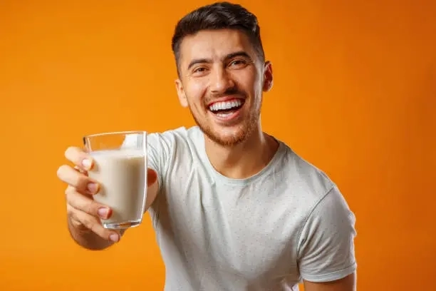 آیا با معده خالی می‌ توان شیر خورد؟ بررسی علمی مزایا و معایب نوشیدن شیر ناشتا