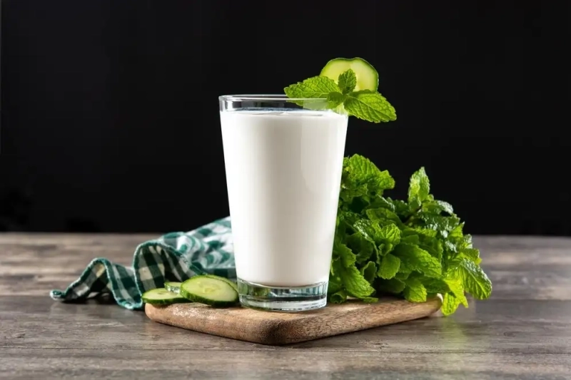 با غذا دوغ بخوریم یا نه؟ نگاهی به مزایا، معایب و توصیه‌ های طب سنتی و مدرن