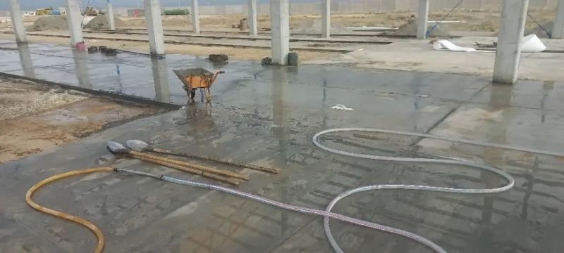 عملیات کیورینگ بتن کف سالن ‌هانگار در پروژه 6000 رأسی دامپروری ملایر