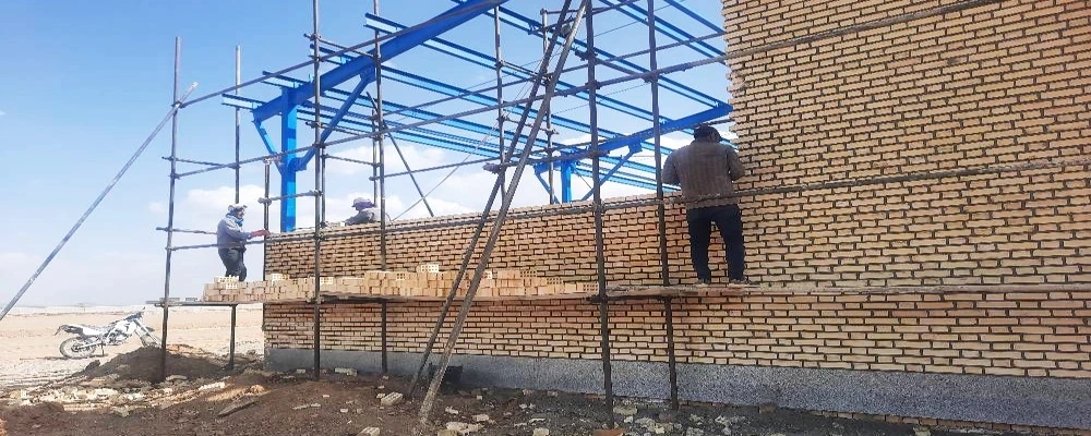 عملیات ساخت دیوار شمالی آغوزخانه در پروژه دامپروری 6000 رأسی ملایر