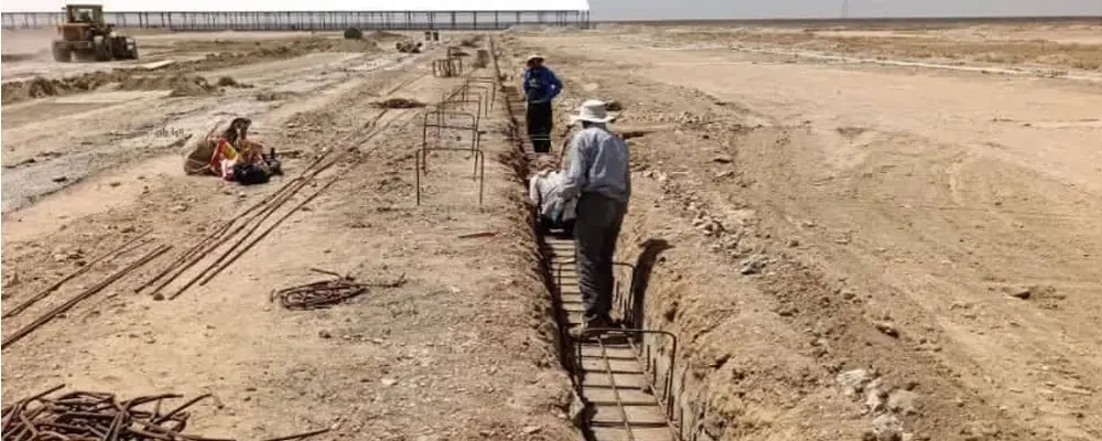 عملیات نصب ستون‌ های هانگار شماره 2 در پروژه دامپروری 6000 رأسی ملایر 