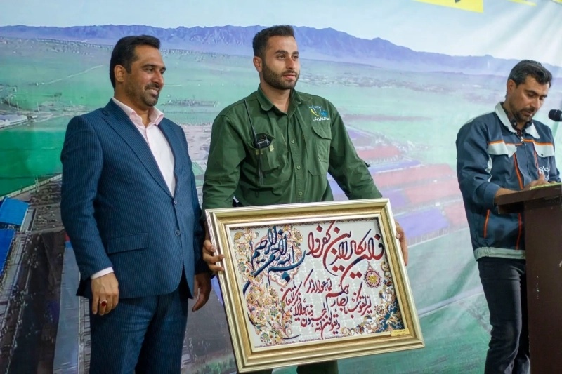 تجلیل از کارگران نمونه شرکت ملاردشیر در مراسم بزرگداشت روز کارگر  