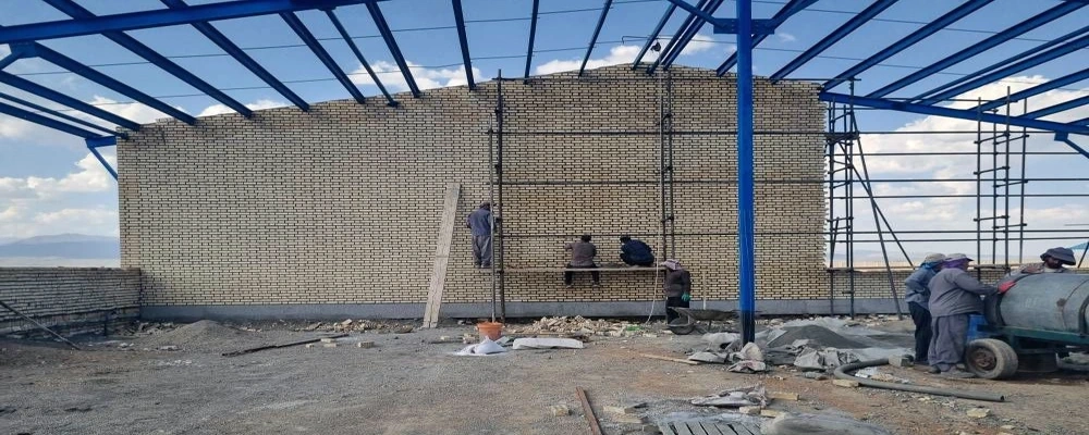 اجرای عملیات بندکشی دیوار آغوزخانه در پروژه دامپروری 6000 رأسی ملایر