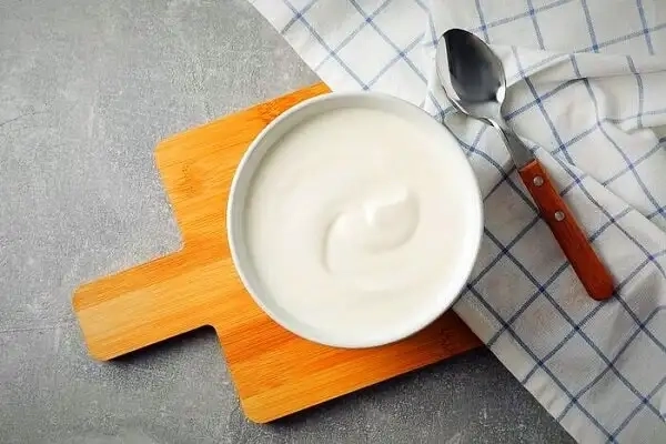 آیا ماست برای سردمزاج‌ ها ضرر دارد؟ بررسی طبع ماست در طب سنتی و راهکارهای مصرف