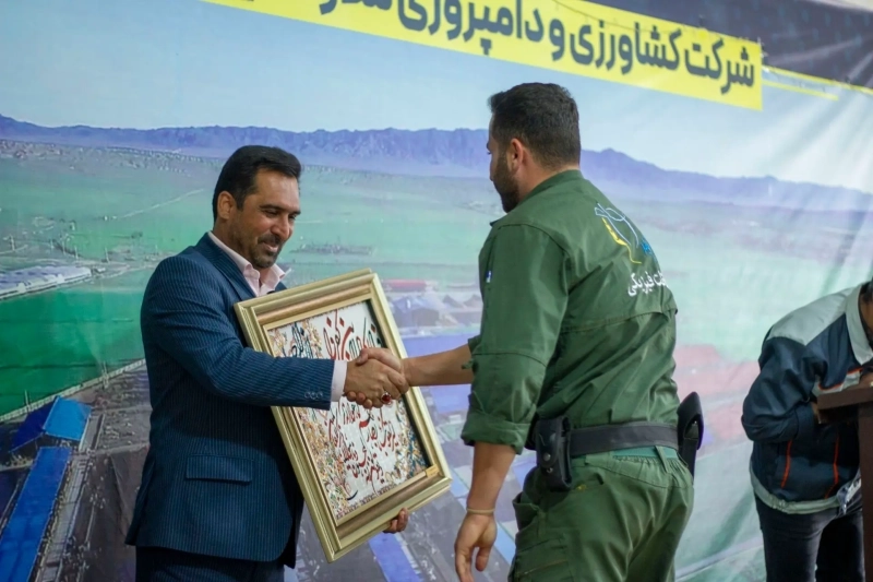 تجلیل از کارگران نمونه شرکت ملاردشیر در مراسم بزرگداشت روز کارگر  