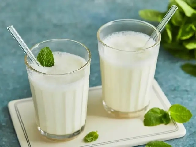 با غذا دوغ بخوریم یا نه؟ نگاهی به مزایا، معایب و توصیه‌ های طب سنتی و مدرن