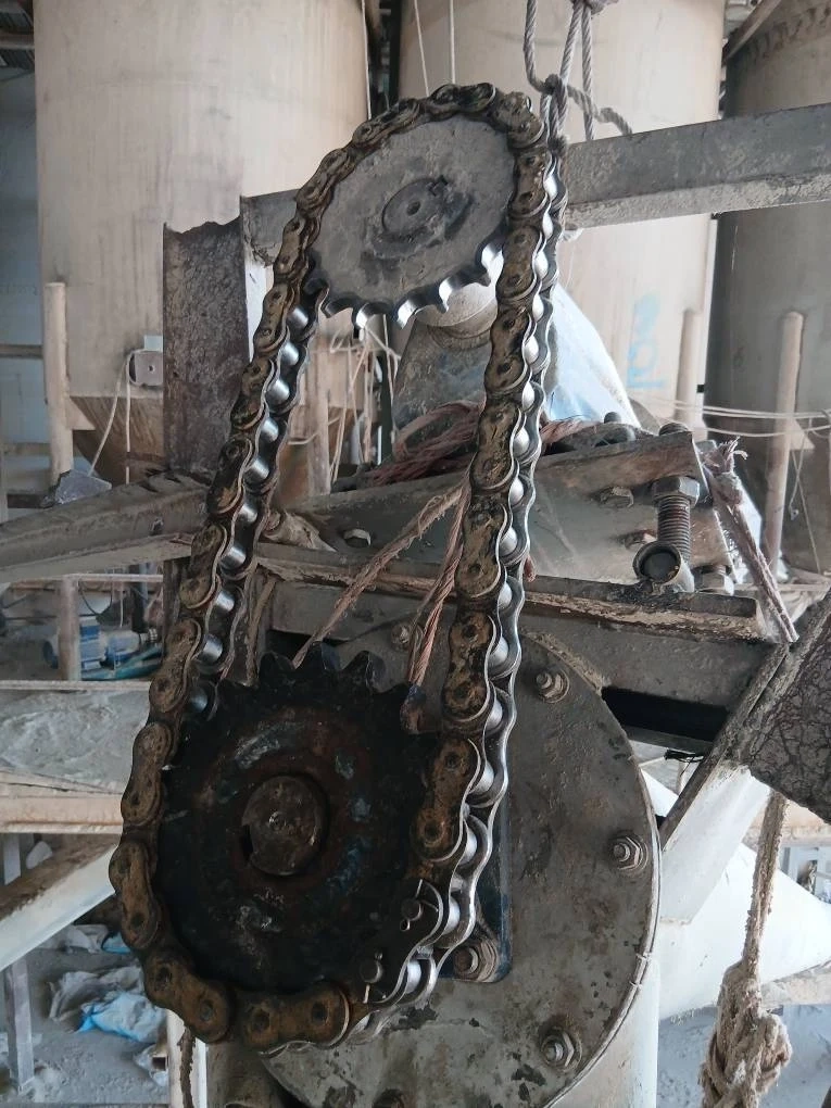 عملیات تعمیر و سرویس دستگاه آسیاب جو توسط واحد تأسیسات شرکت ملاردشیر
