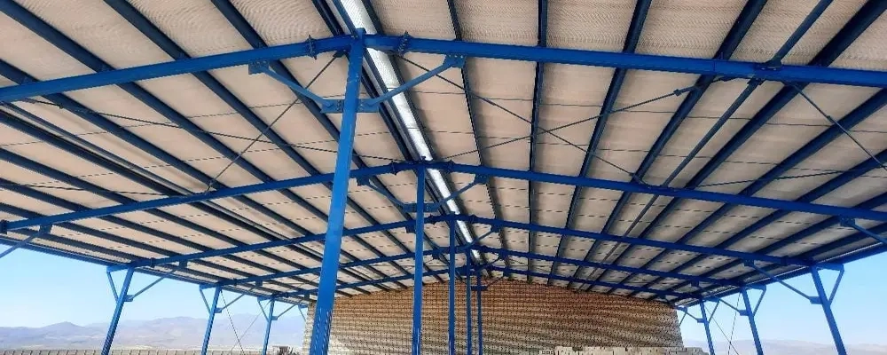 اتمام عملیات پوشش سالن آغوزخانه در پروژه 6000 راسی ملایر  