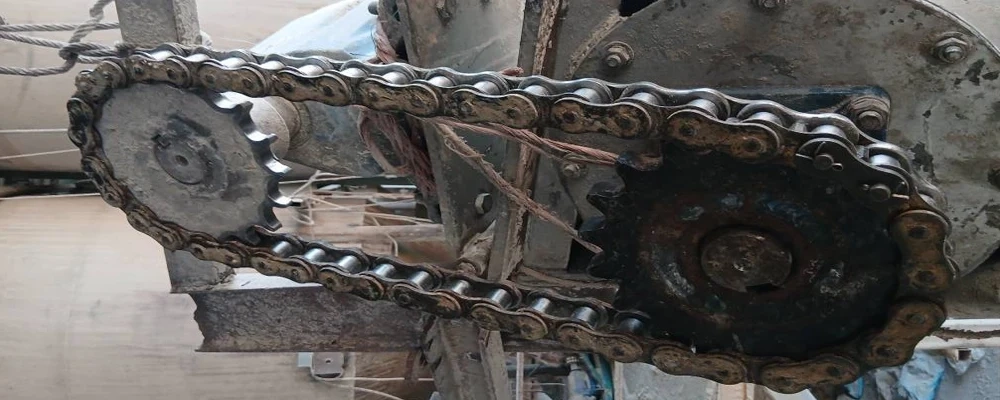 عملیات تعمیر و سرویس دستگاه آسیاب جو توسط واحد تأسیسات شرکت ملاردشیر
