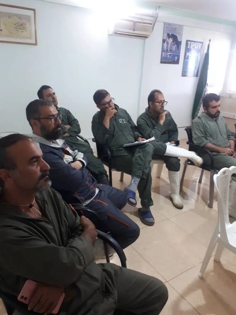 برگزاری جلسات بازآموزی کارشناسان تولید با محوریت هزینه‌ های مرتبط با تولید شیر خام