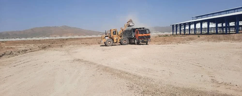 عملیات خاکبرداری خاک نباتی سالن گاو شیری شماره 2 در پروژه دامپروری 6000 رأسی ملایر به منظور آماده‌ سازی بستر ساخت
