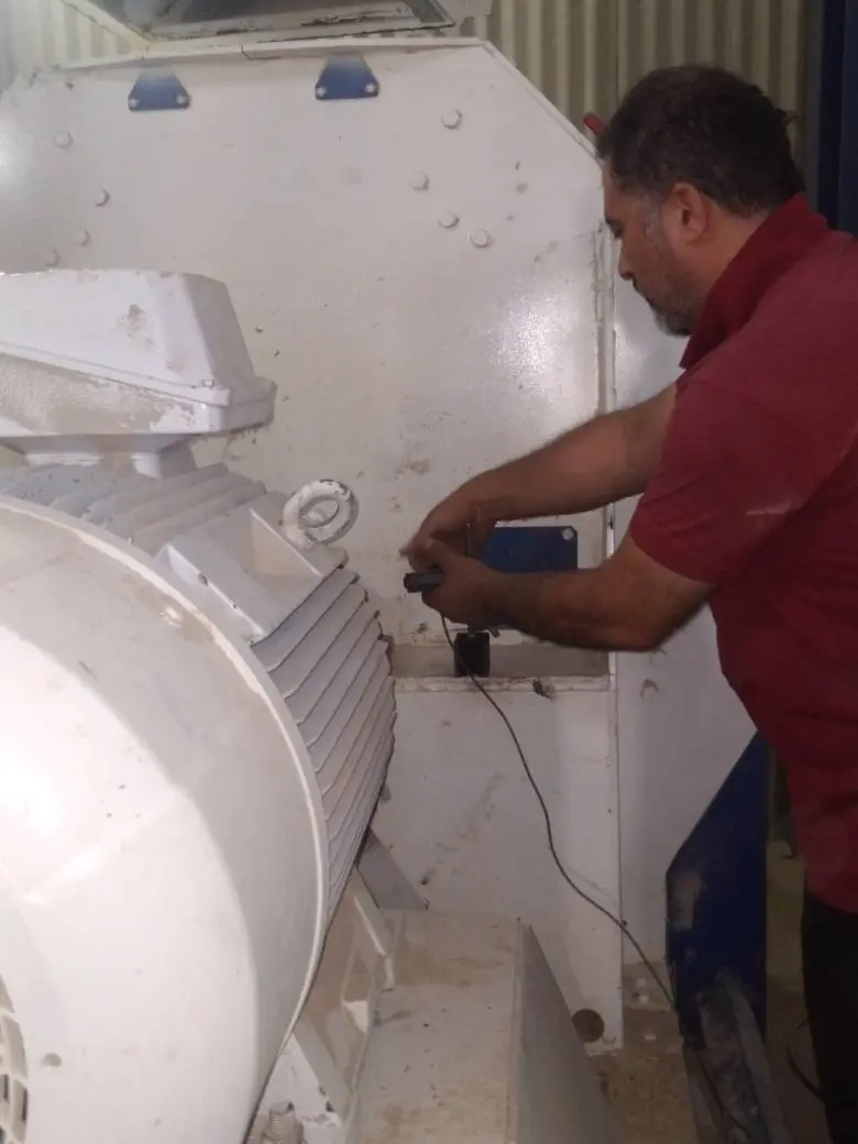 عملیات بالانس مکانیکی آسیاب جو در کارخانه خوراک تمام‌ اتوماتیک شرکت ملاردشیر