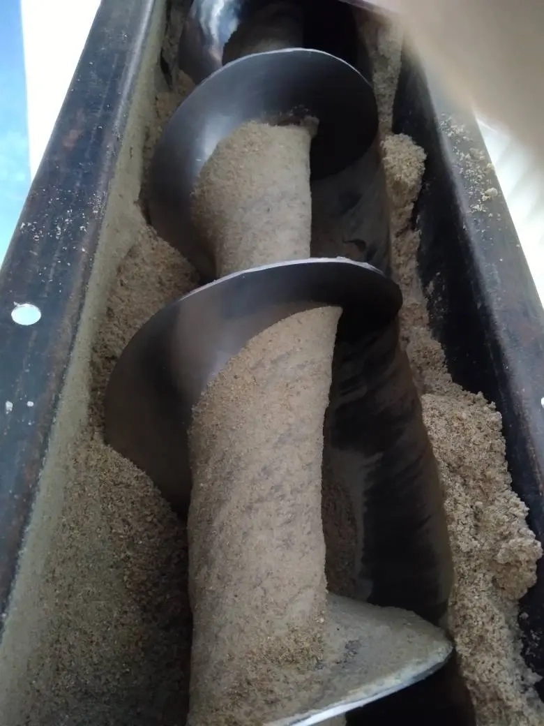 بازدید دوره‌ ای و عملیات نگهداری فیدرهای شارژ مخازن هشت‌ گانه در کارخانه خوراک تمام‌ اتوماتیک شرکت ملاردشیر