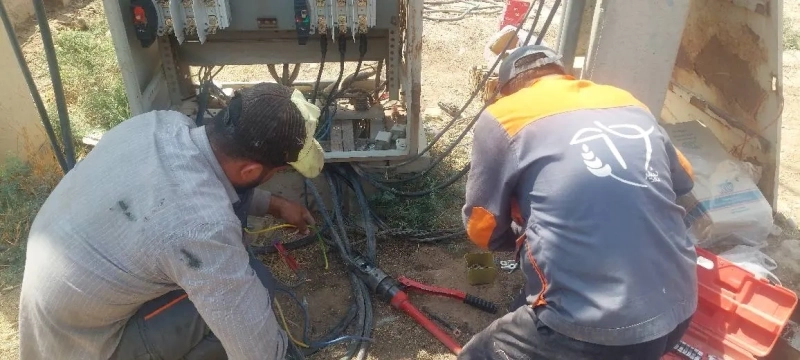 عملیات نگهداری تابلوهای برق داخلی و جایگزینی کلید گردان تابلو ترانس در بهاربند 8 شرکت ملاردشیر