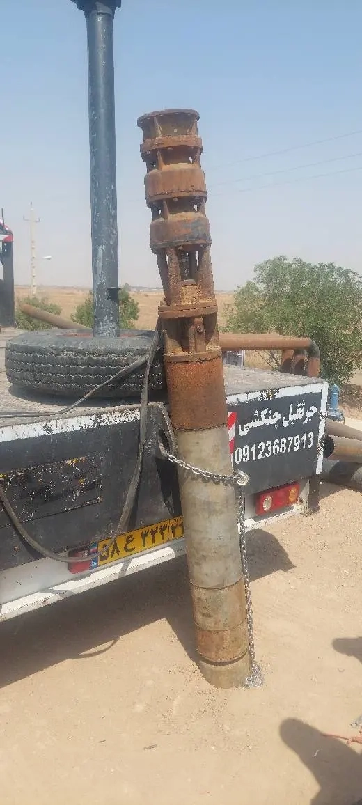 عملیات جابجایی و نصب پمپ برداشت آب از استخر ذخیره 90 هزار مترمکعبی کشاورزی شرکت ملاردشیر