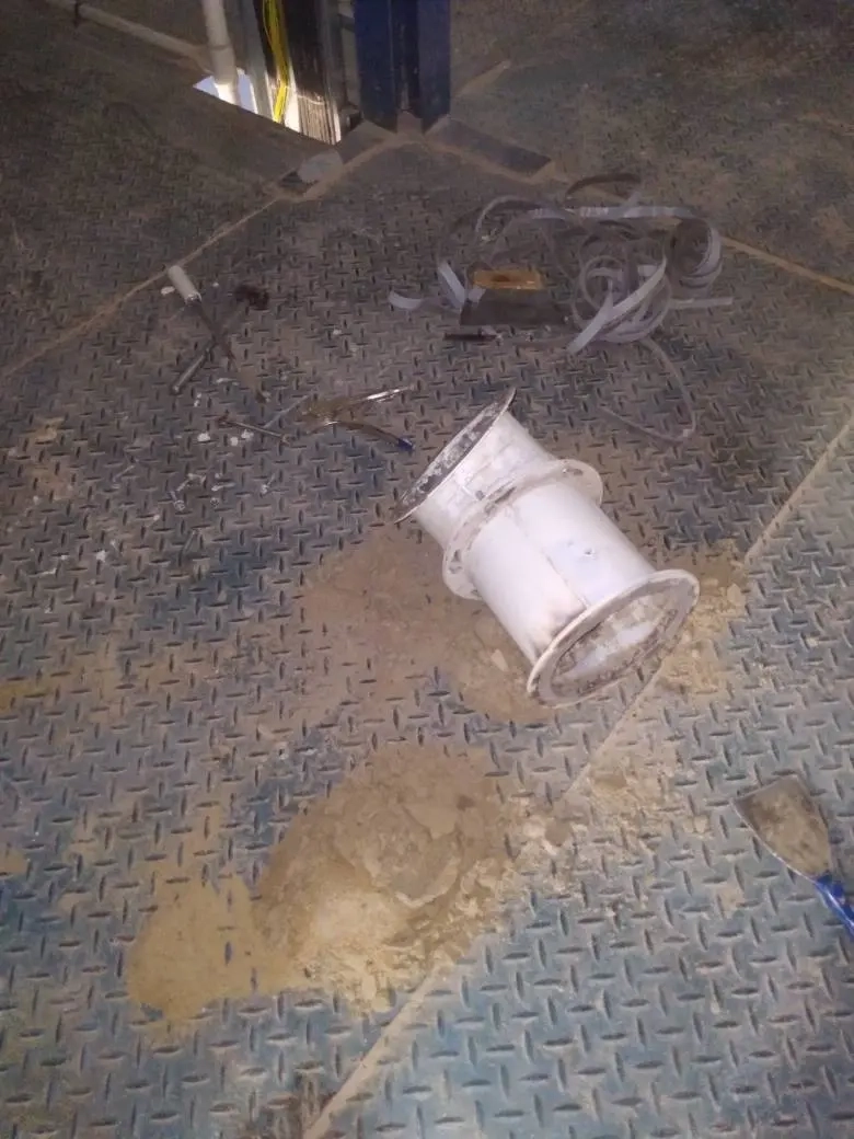 عملیات سرویس و بهسازی لوله‌ های مسیر تخلیه مخزن پرمیکس  کارخانه خوراک تمام اتوماتیک شرکت ملاردشیر