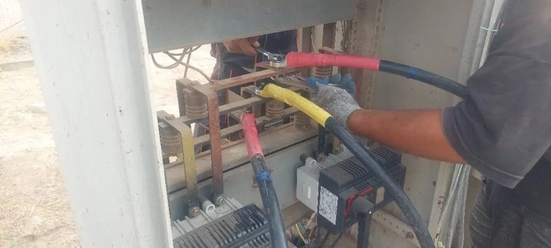 عملیات مونتاژ تابلو برق و راه‌ اندازی فن‌ ها در بخش دیزل‌ ژنراتور شرکت ملاردشیر