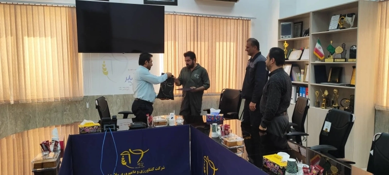 تقدیر و تشکر مدیرعامل شرکت ملاردشیر از دکتر عسگری به مناسبت گرامیداشت روز دامپزشک