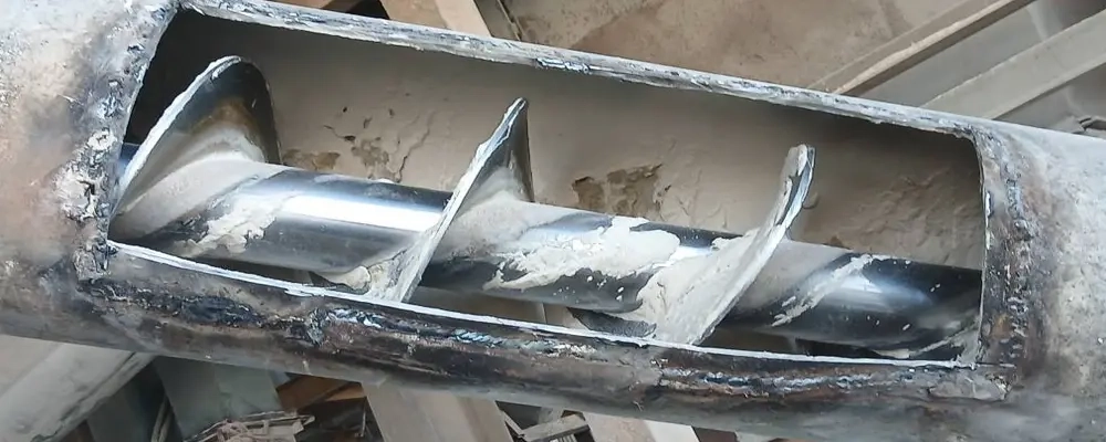 عملیات بررسی و بهسازی آوگر تخلیه در واحد خوراک سازی شرکت ملاردشیر