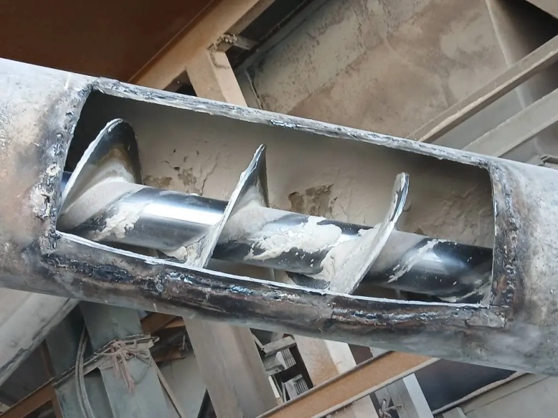 عملیات بررسی و بهسازی آوگر تخلیه در واحد خوراک‌ سازی شرکت ملاردشیر