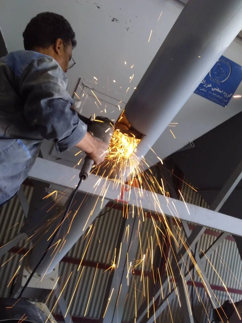 عملیات برشکاری و جوشکاری لوله مخزن شماره 3 پایانی در کارخانه تمام‌ اتوماتیک شرکت ملاردشیر