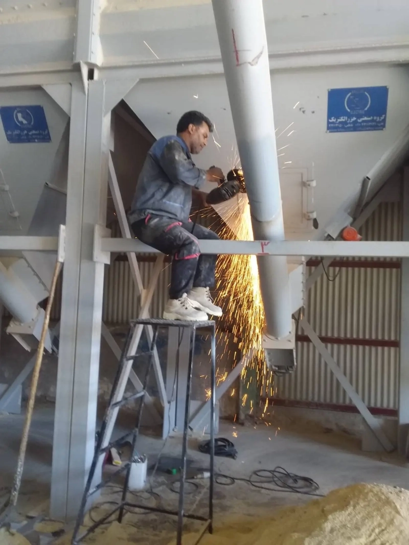عملیات برشکاری و جوشکاری لوله مخزن شماره 3 پایانی در کارخانه تمام‌ اتوماتیک شرکت ملاردشیر