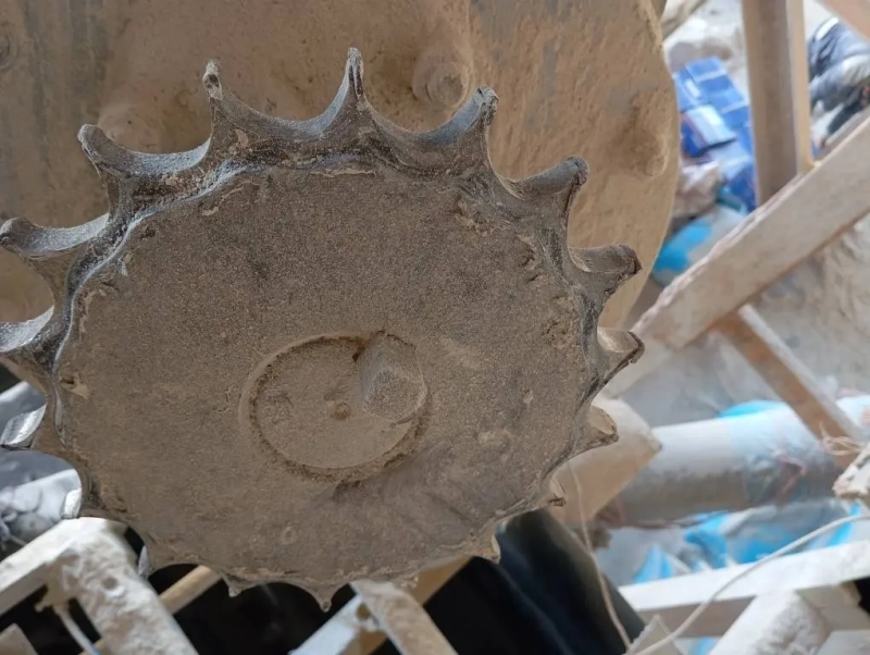 عملیات جایگزینی چرخ‌ دنده آوگر انتقال مواد ریزمغذی به میکسر در کارخانه خوراک‌ سازی شرکت ملاردشیر