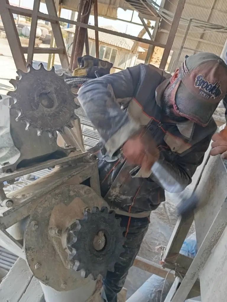 عملیات جایگزینی چرخ‌ دنده آوگر انتقال مواد ریزمغذی به میکسر در کارخانه خوراک‌ سازی شرکت ملاردشیر