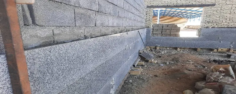 عملیات سنگ کاری دیوار اتاق جمع آوری شیر سالن زایشگاه در پروژه 6000 رأسی ملایر