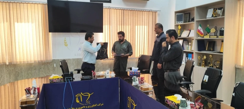 تقدیر و تشکر مدیرعامل شرکت ملاردشیر از دکتر عسگری به مناسبت گرامیداشت روز دامپزشک