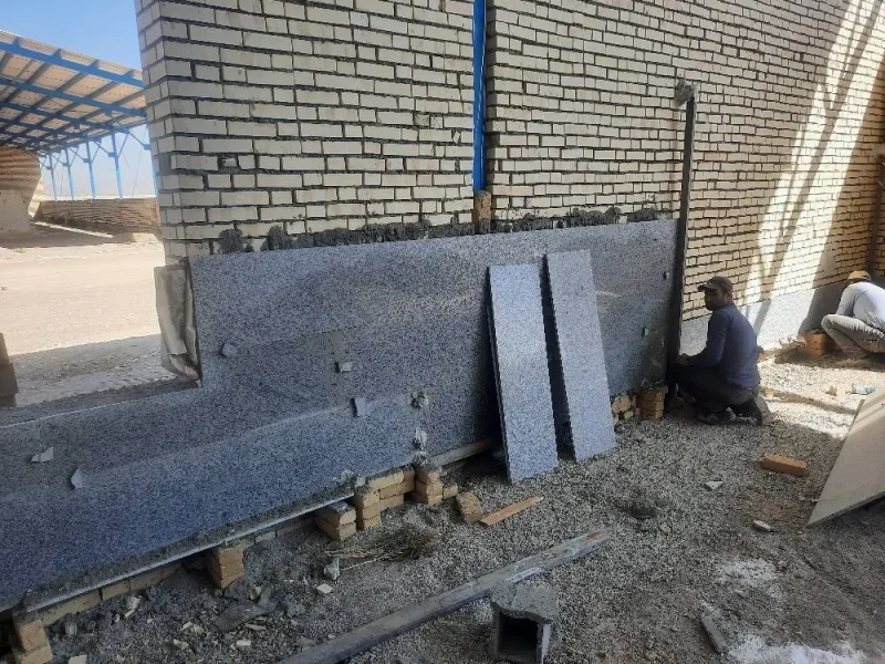 عملیات سنگ‌ کاری دیوار اتاق جمع‌ آوری شیر سالن زایشگاه در پروژه 6000 رأسی ملایر