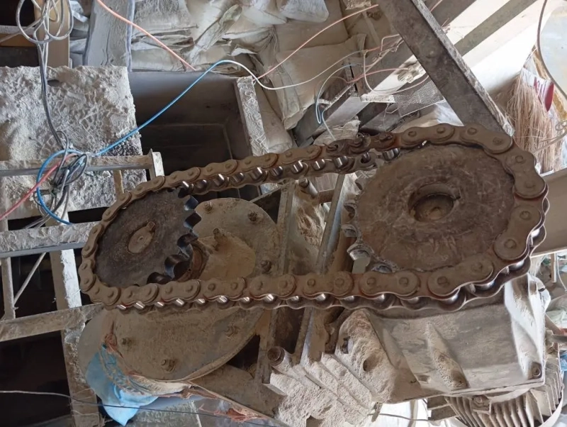 عملیات جایگزینی چرخ‌ دنده آوگر انتقال مواد ریزمغذی به میکسر در کارخانه خوراک‌ سازی شرکت ملاردشیر