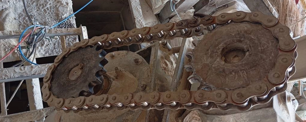 عملیات جایگزینی چرخ‌ دنده آوگر انتقال مواد ریزمغذی به میکسر در کارخانه خوراک‌ سازی شرکت ملاردشیر