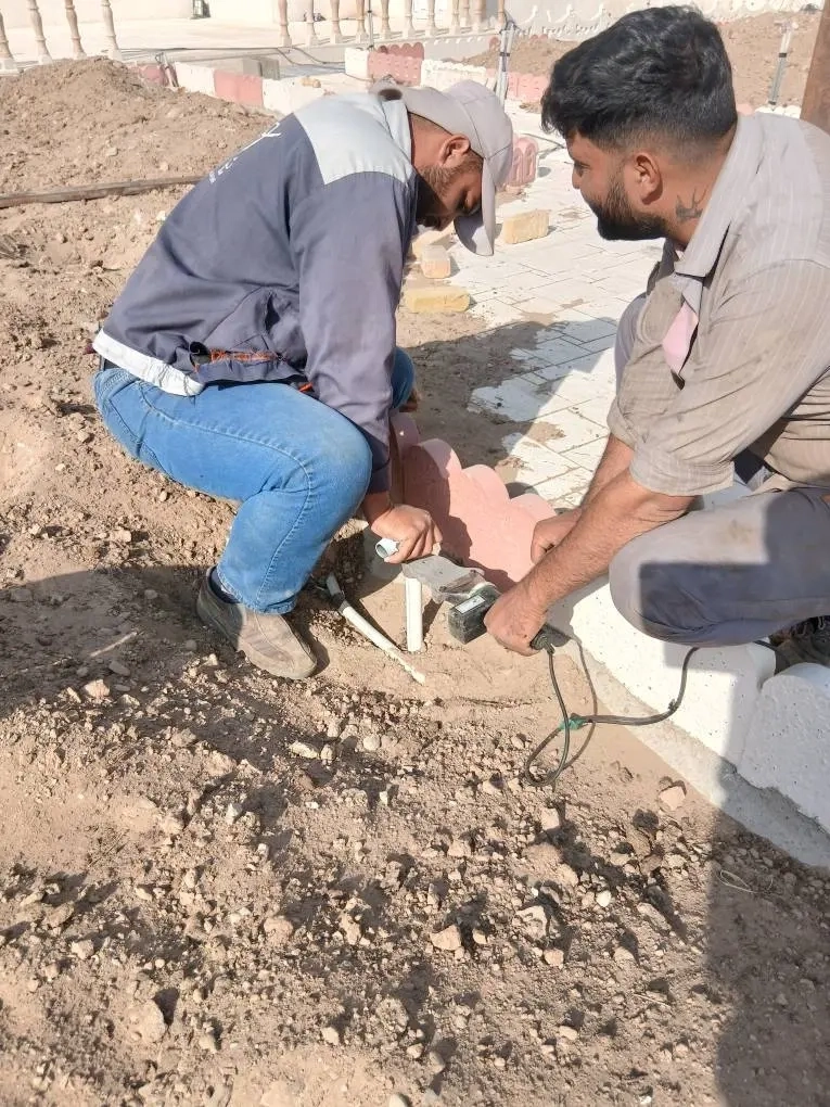 عملیات نصب مخزن و پمپ آب جهت آبیاری محوطه سالن جلسات روباز شرکت ملاردشیر