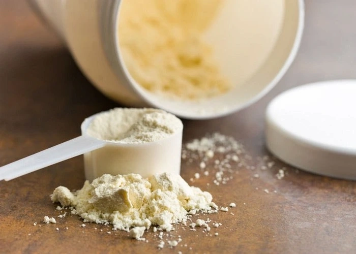 پروتئین کازئین چیست؟ فواید، انواع و نکات مصرف