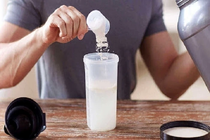 پروتئین کازئین چیست؟ فواید، انواع و نکات مصرف